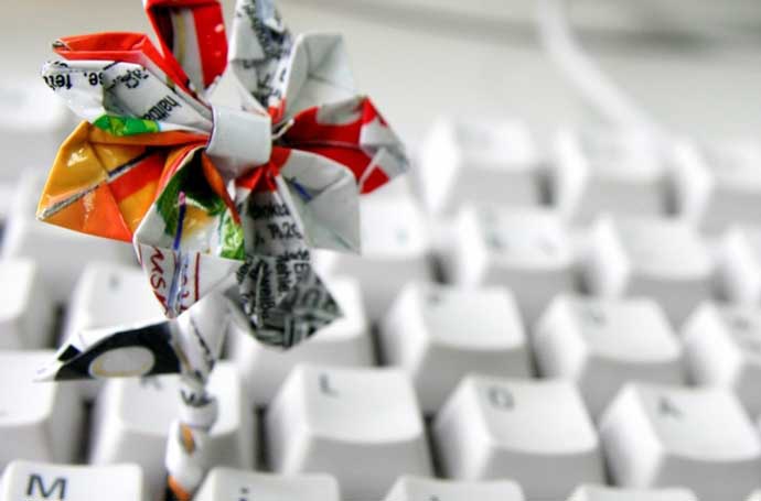 Das JRK im Web ©skaisbon/photocase.de Eine Tastatur mit einer aus Papier gefalteten Blume.