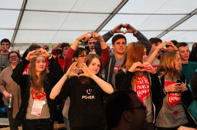 Werde Teil eine menschlichen Gemeinschaft! Jugendrotkreuzler zeigen das Herz mit den Händen